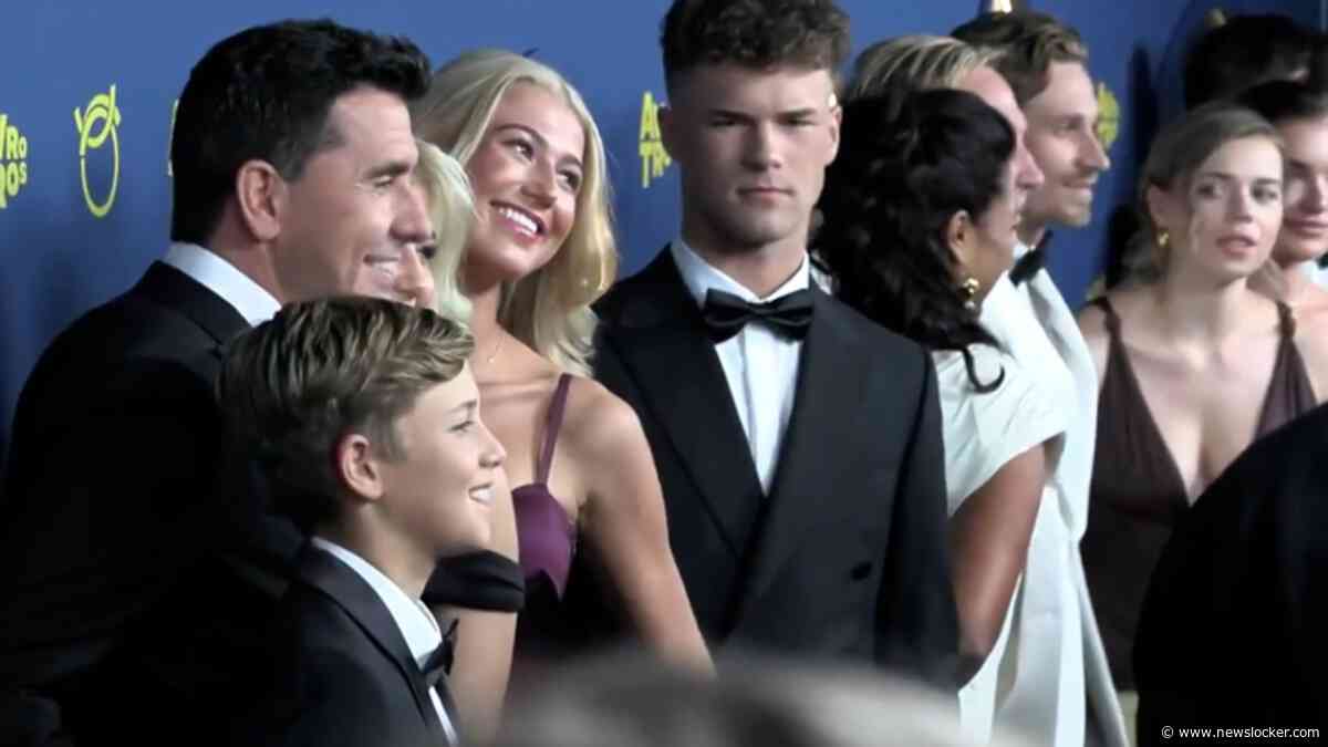 Jan Smit poseert met gezin op blauwe loper Gouden Televizier-Ring Gala