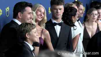 Jan Smit poseert met gezin op blauwe loper Gouden Televizier-Ring Gala