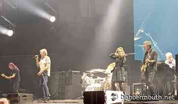 Watch: DEEP PURPLE Joined By Violinist LIDIA BAICH On Stage In Vienna
