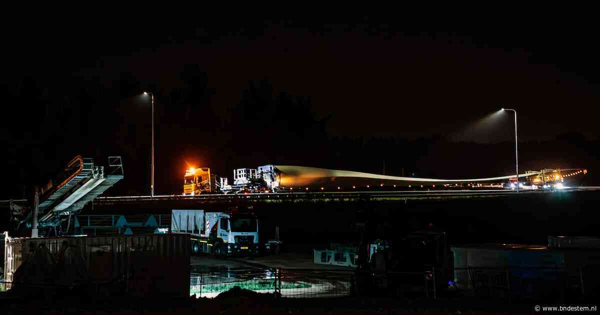 China, Antwerpen, Moerdijk, afslag 33 Oosterhout: zo rolt bijna 80 meter lange wiek windpark A59 op