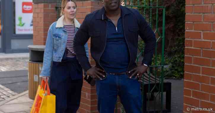 Abi catches Ronnie in the act with another woman on Coronation Street