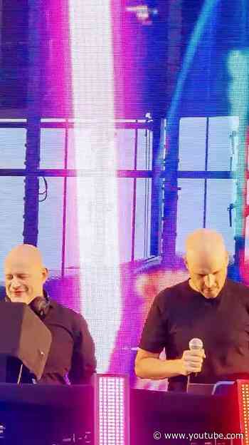 Jono joins Darren on stage to debut new music at #ABGT700