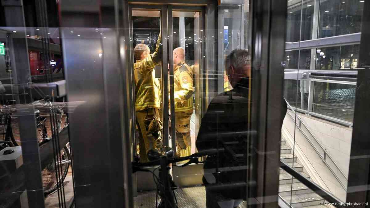 Man twee uur vast in lift station Oisterwijk, brandweer moet hem bevrijden
