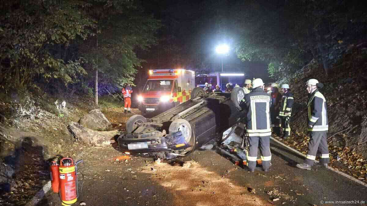 Auto kommt von St2092 ab, reißt Baumstumpf aus Erde und überschlägt sich