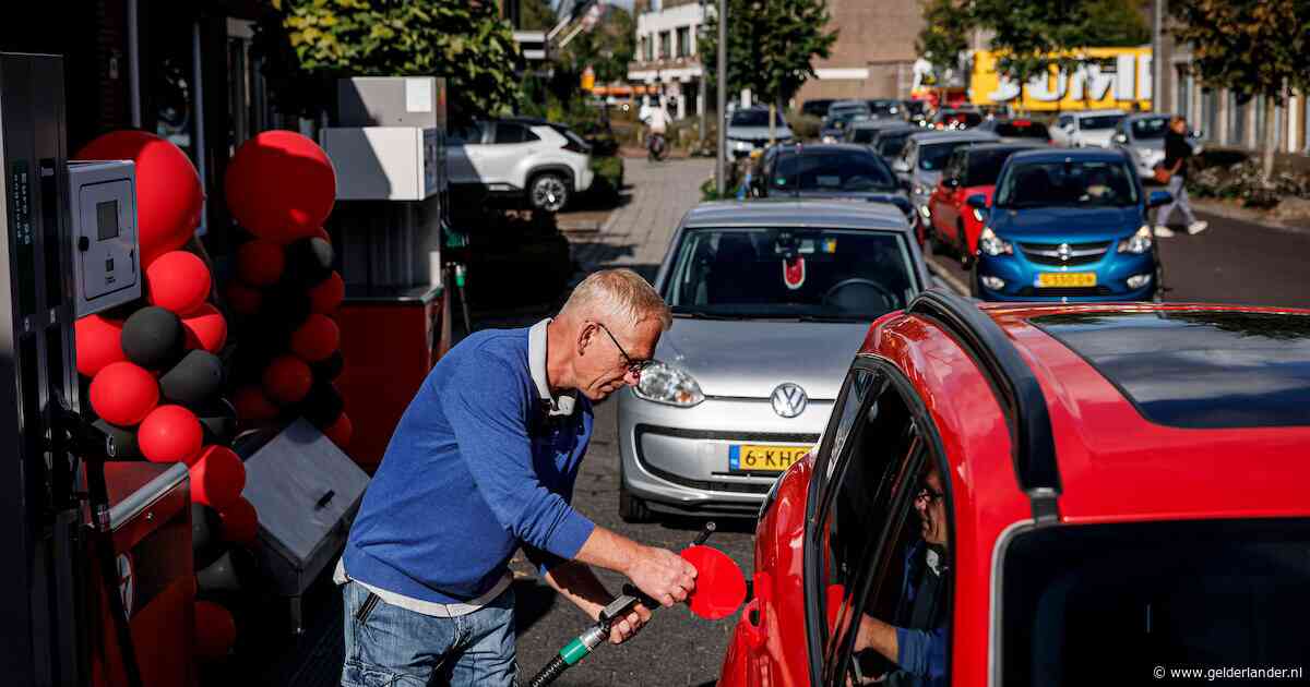 Roy (56) is het spuugzat en gooit zijn benzineprijs omlaag: ‘Zelfs mijn computer kon het niet aan’