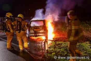 Auto gaat in vlammen op industrieterrein