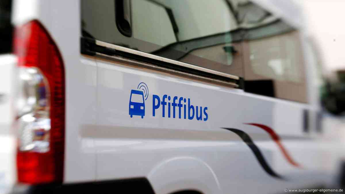 Der Landkreis Neu-Ulm verbessert den Busverkehr, spart dafür aber an anderer Stelle