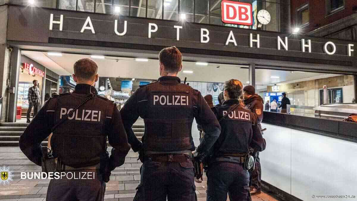 Nach rassistischen Beleidigungen: Mann (60) bedroht Reisenden in München mit Messer