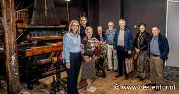 Tapijtmuseum in Genemuiden viert mijlpaal: jubileumbezoekers in zonnetje gezet