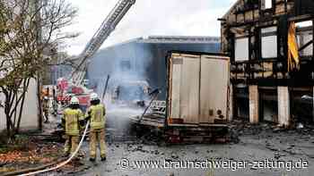 Lastwagen brennt – Feuer greift auf Lagerhalle in Goslar über