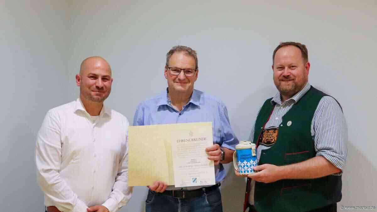 Goldene Ehrennadel für Ex-Landrat Niedermaier beim Volksbund Bad Tölz