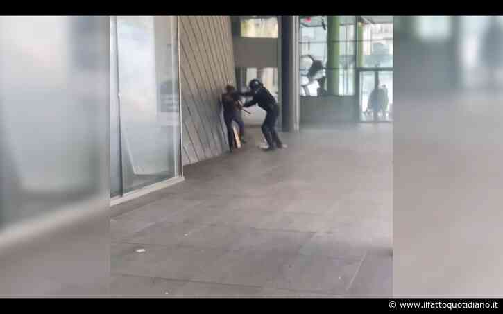 Proteste in Francia, poliziotto colpisce ripetutamente un giovane: aperta un’inchiesta. Il video del pestaggio