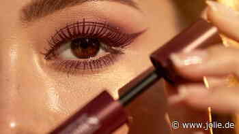 Burgundy Mascara: Wir tragen Dunkelrot jetzt nicht nur auf den Nägeln, sondern auch auf den Wimpern