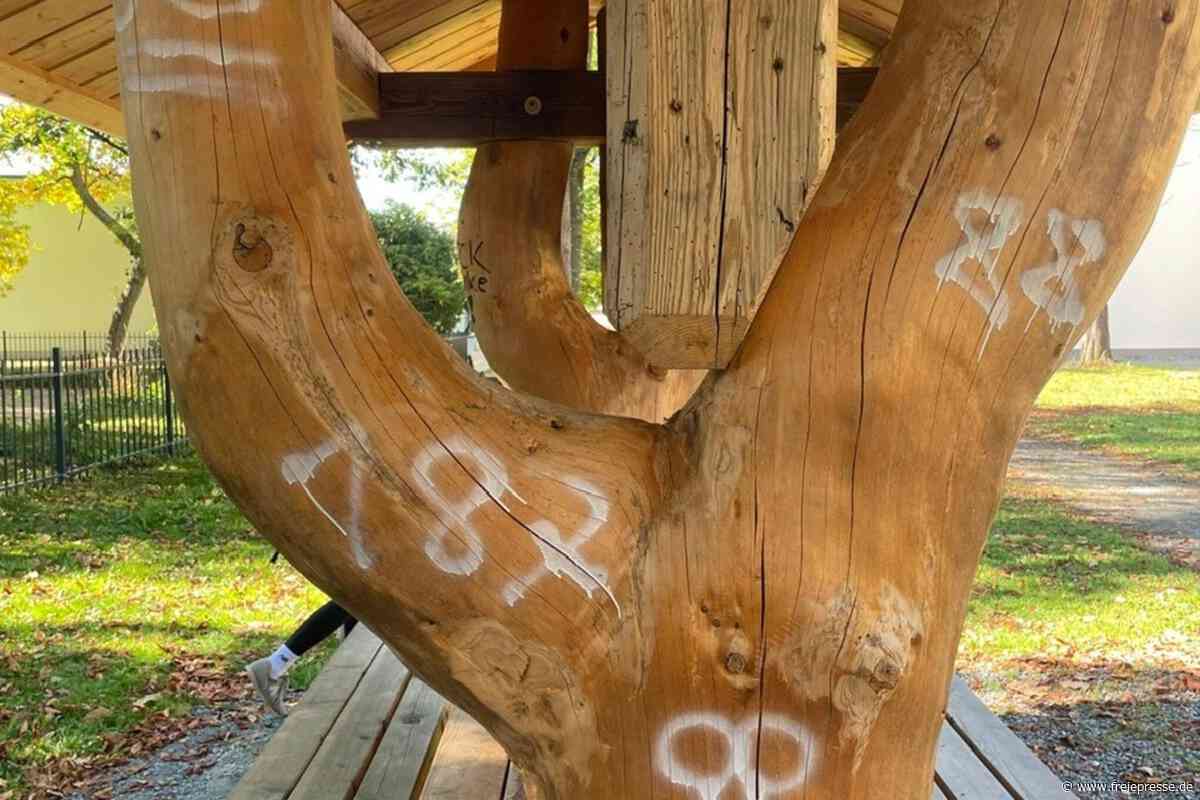 Vogtland: Mit Liebe gebaute Sitzgruppen beschmiert