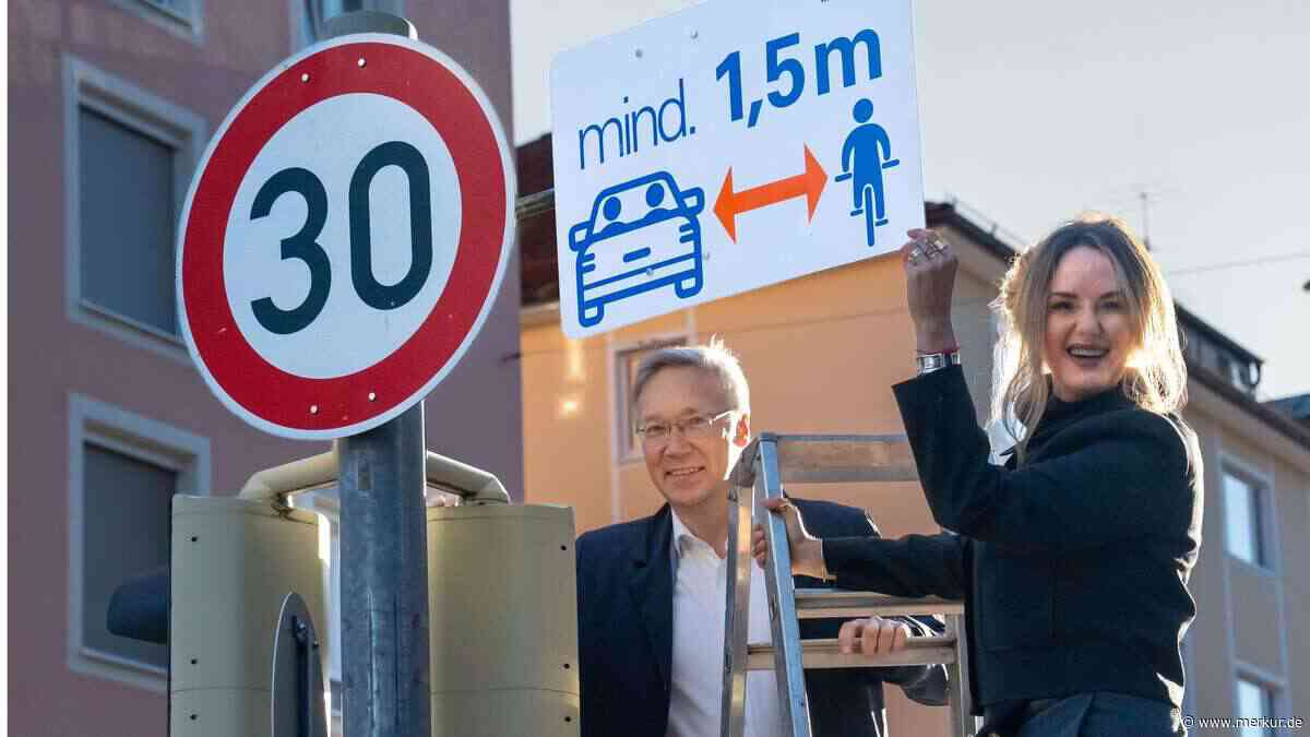 So überholen Sie Radfahrer richtig: Stadt München lässt neue Hinweisschilder für Autofahrer anbringen