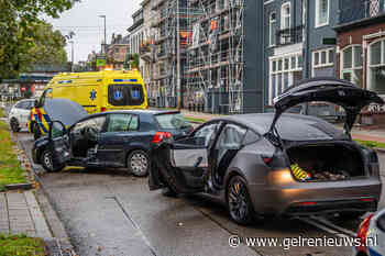 Twee auto’s botsen op kruising en raken flink beschadigd
