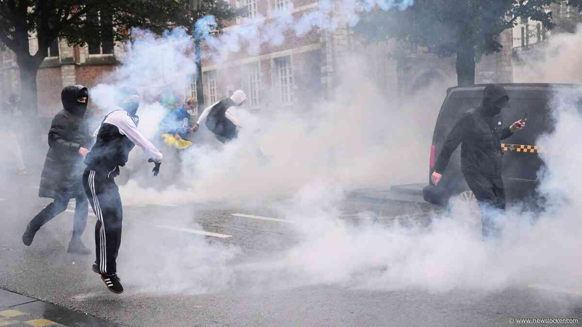 Zware rellen in Brussel: jongeren in zwart bekogelen politie met flessen, traangas ingezet