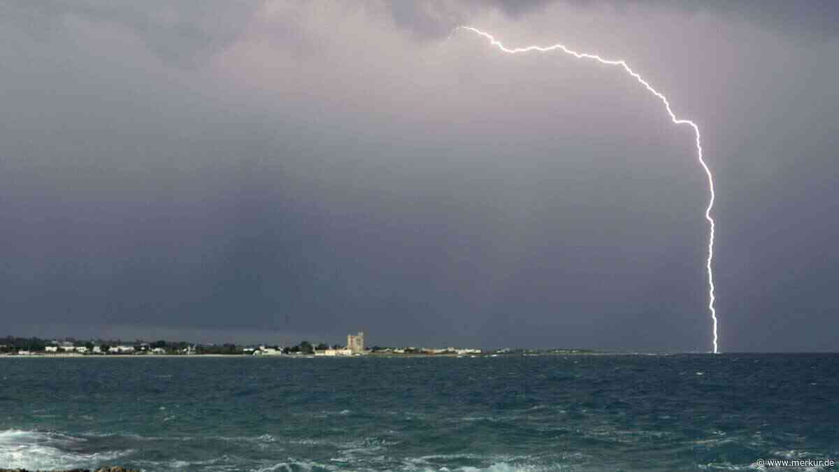 Kanaldeckel fliegen, Straßen werden zu Flüssen: Wolkenbruch in Italien-Ort setzt Wohnungen unter Wasser