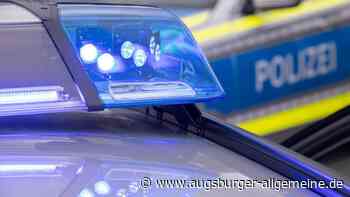 Aus dem Auto: Zwei junge Männer attackieren mit Böllern Fußgänger