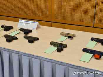 Polizei stellt Waffen, Drogen, Falschgeld sicher
