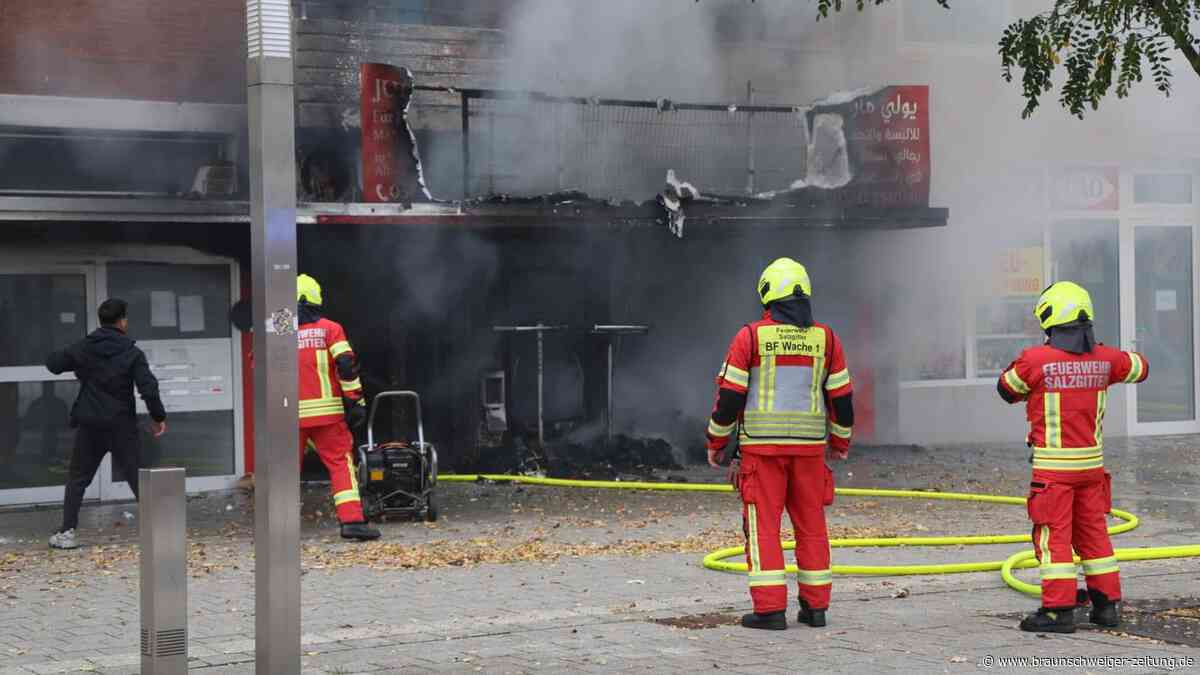 Bekleidungsgeschäft in Lebenstedt brennt – Albert-Schweitzer-Straße gesperrt