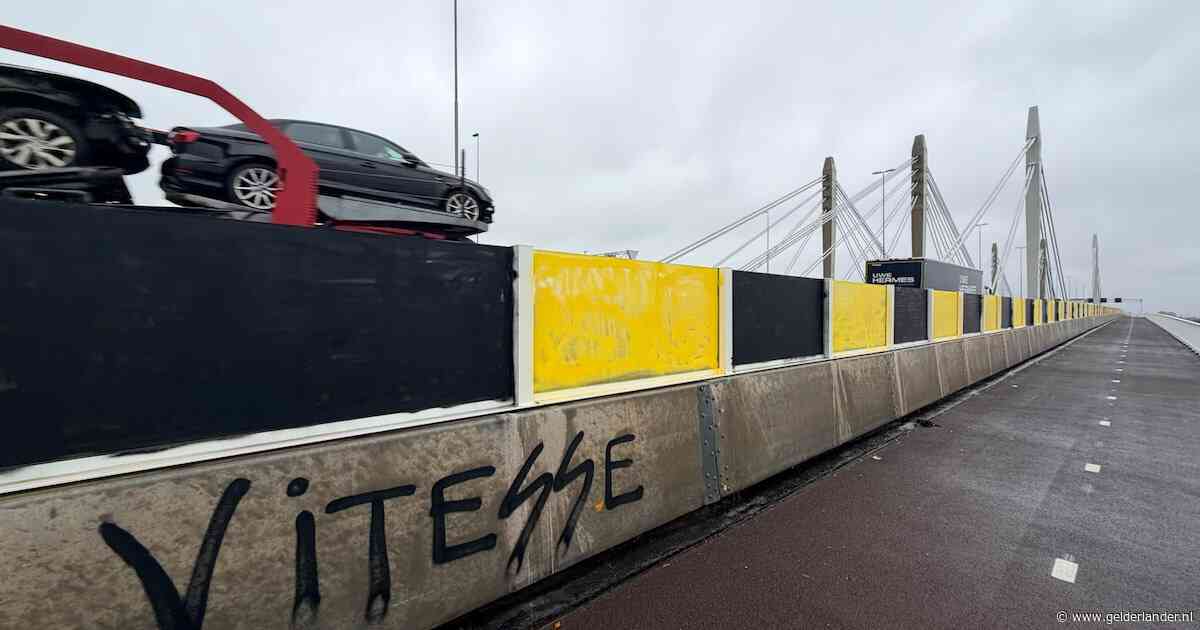 Gloednieuwe schermen van belangrijke snelwegbrug over lengte van een kilometer beklad met geel-zwarte verf