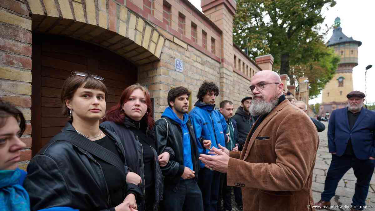 AfD-Mann Tillschneider bei Halle-Gedenken: Plötzlich stoppt ihn eine Menschenkette