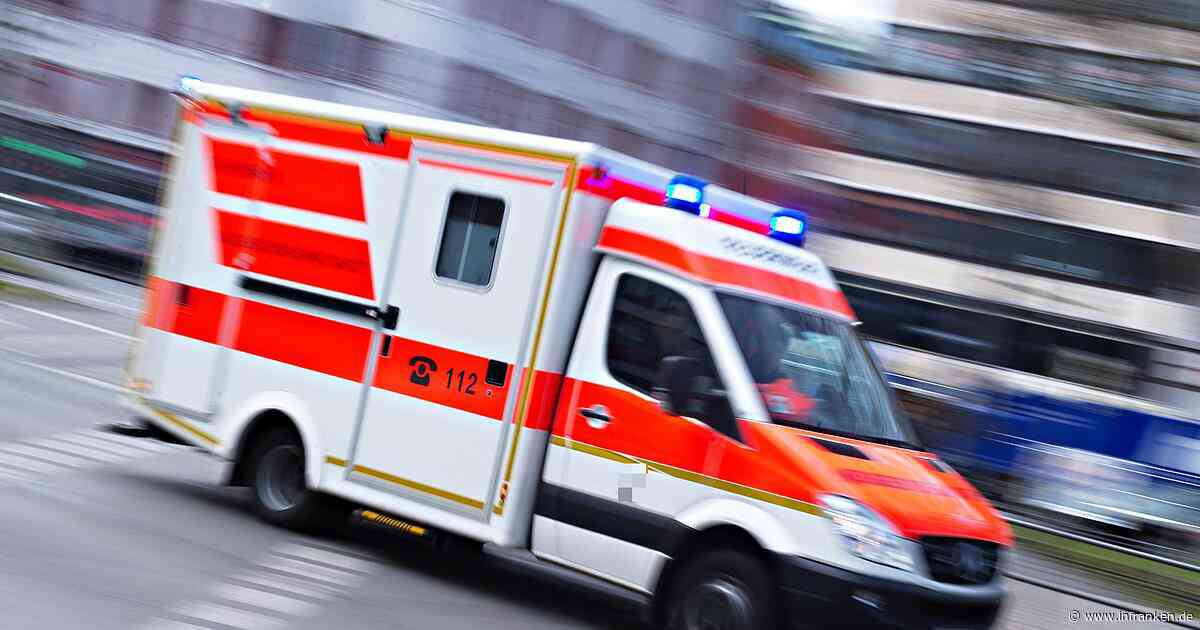 Bamberg :Mopedfahrer verletzt - auf nasser Straße gegen Auto gekracht