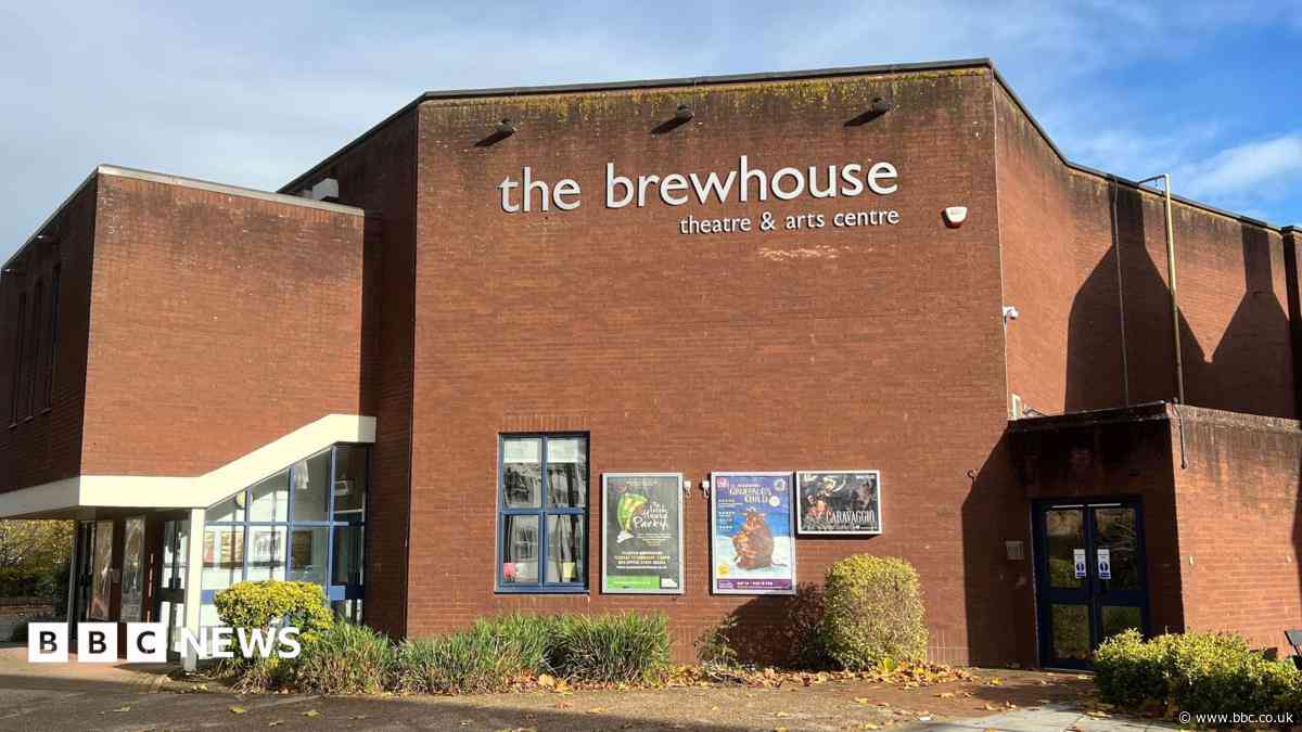 Uncertainty over ticket refunds at closed theatre