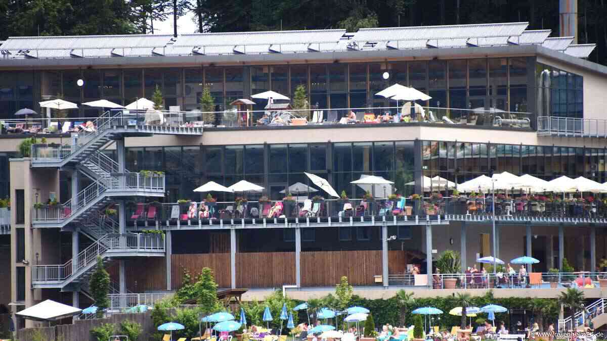 Therme in Oberbayern: Mann befriedigt sich vor Frau in der Sauna – Zeugen gesucht