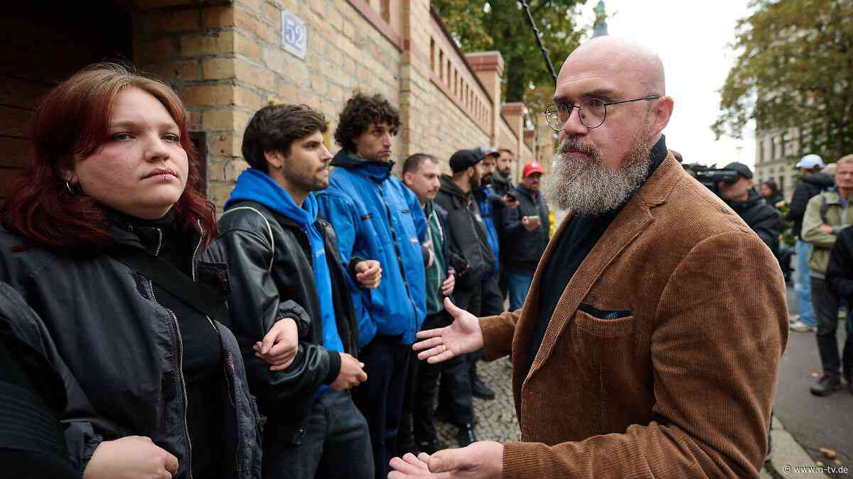 "Es geht hier um die Opfer": Rechtsextremer AfD-Politiker Tillschneider wird bei Halle-Gedenken blockiert