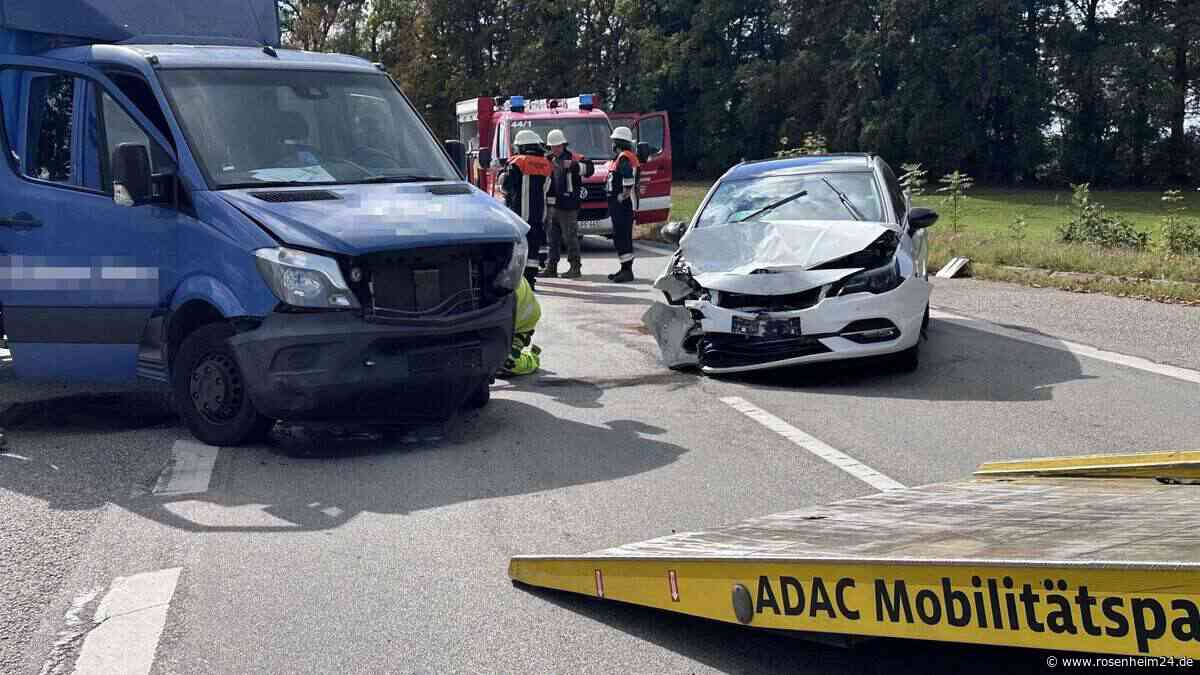 Kleintransporter und Auto krachen bei Eiselfing ineinander – Ein Verletzter