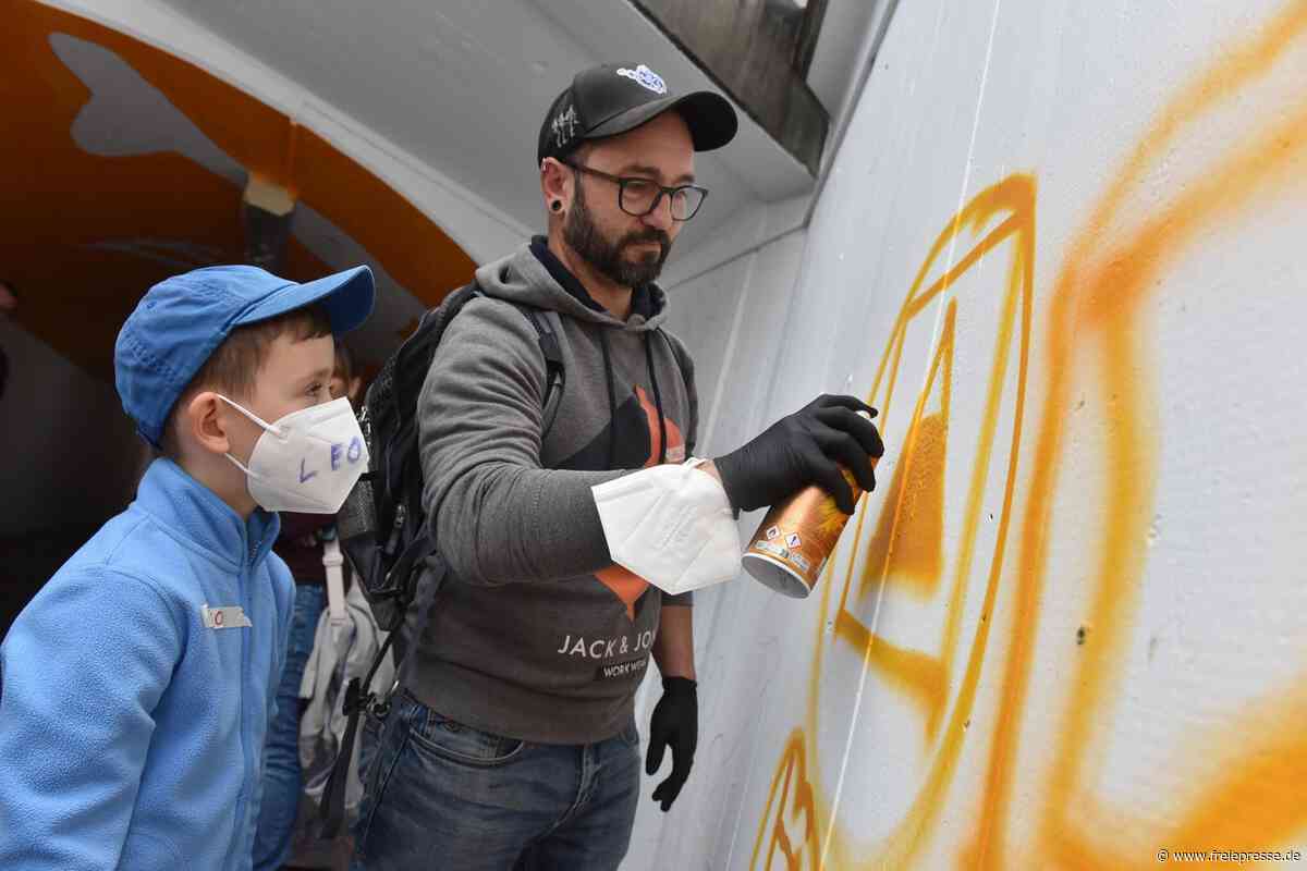 Niederwiesa: Ehrenamtliche verwandeln tristen Bahntunnel in farbenfrohe Galerie