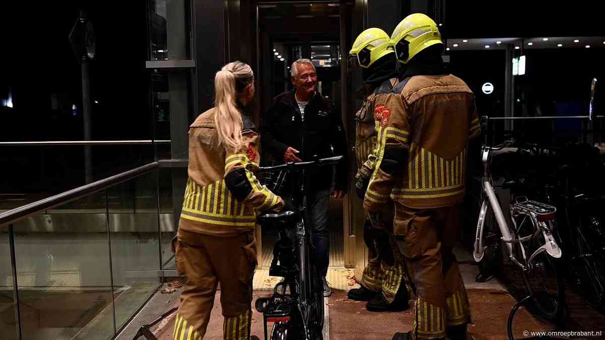 Lo (62) zat 2 uur vast in stationslift: 'Scenario's schieten door je hoofd'