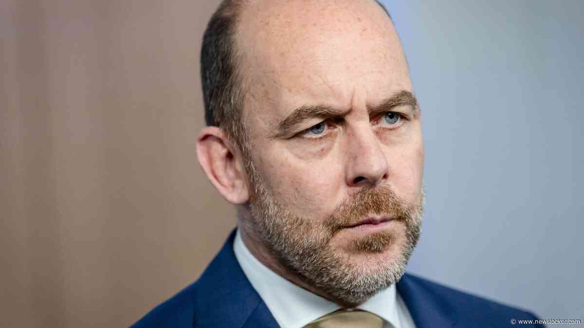 Twintig asielzoekers slapen buiten in het gras bij Ter Apel, minister weigert koerswijziging: ’We hebben dit zien aankomen’