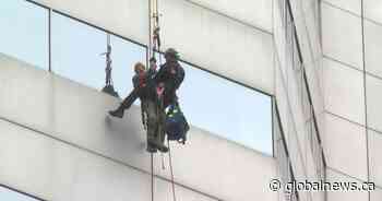 Workers rescued from Montreal highrise after platform malfunction