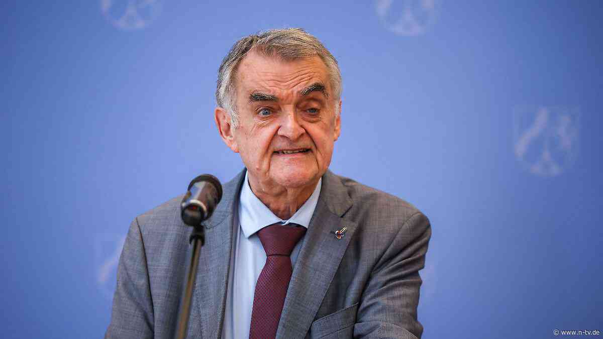 Gesundheitliche Pechsträhne: Treppensturz: NRW-Innenminister Reul bricht sich die Hüfte