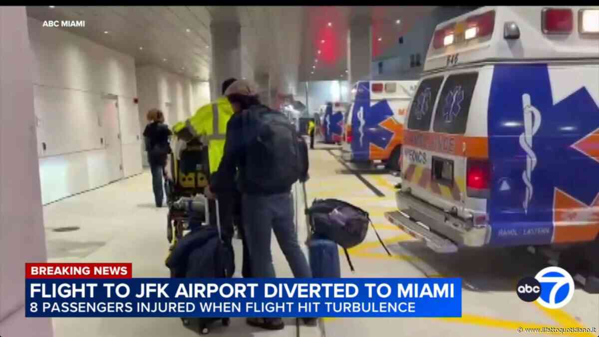 Turbolenza su un volo Medellín-New York, l’aereo perde 7mila metri di quota in pochi secondi e attua l’atterraggio d’emergenza: otto feriti in ospedale