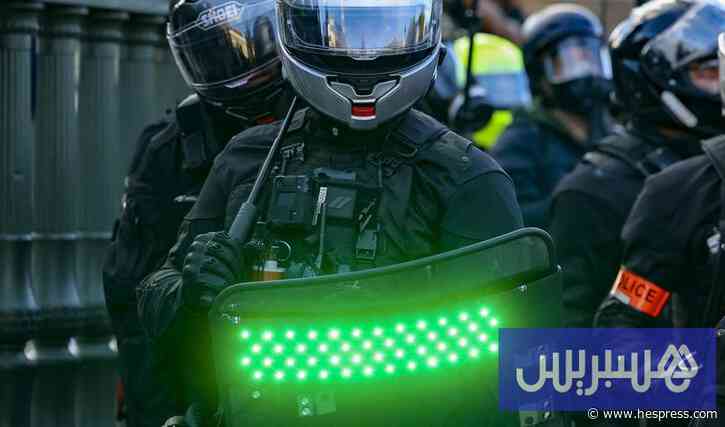 فرنسا تختبر دروعا ضوئية لتفريق المتظاهرين وسط انتقادات حقوقية