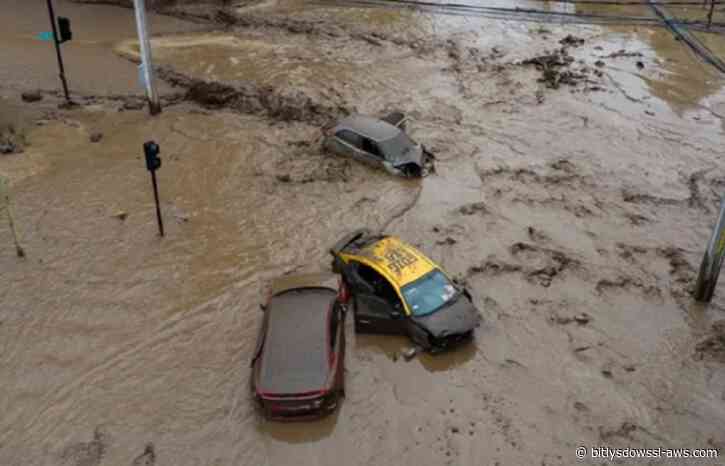Los videos más impactantes del fuerte aluvión que arrastró vehículos, autobuses y árboles en Chile