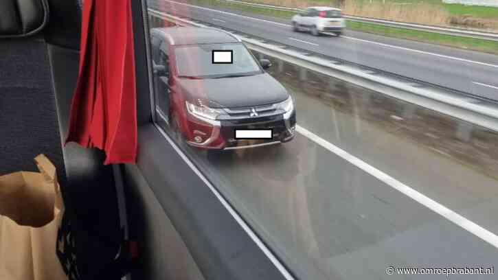 Vanuit touringcar betrapt: 200 boetes bij grote telefooncontrole op de weg