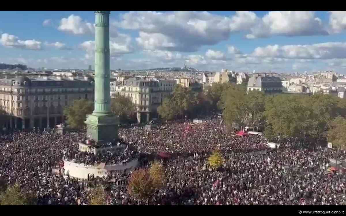 Proteste in Francia, un mare di studenti riempie piazza della Bastiglia a Parigi: i video pacifici coi cori