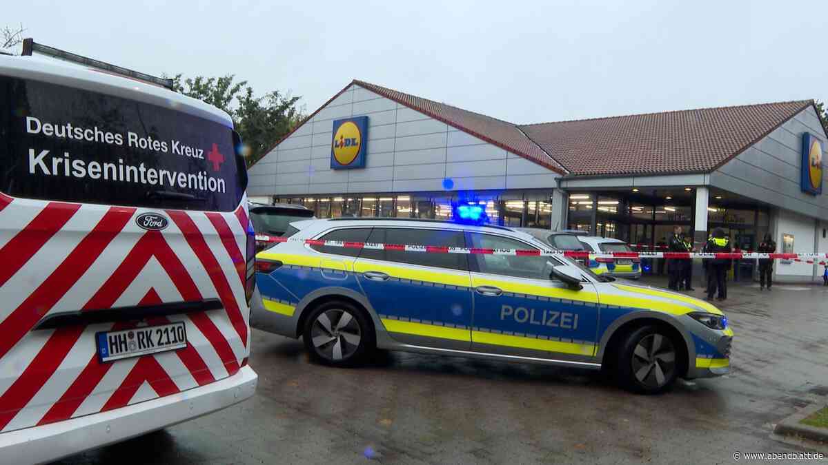 Mann auf Lidl-Parkplatz beim Ausparken angefahren: Ersthelfer müssen reanimieren