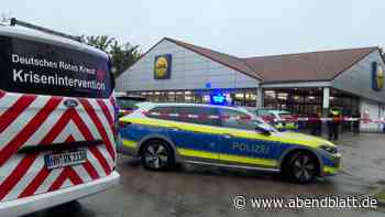 Mann auf Lidl-Parkplatz beim Ausparken angefahren: Ersthelfer müssen reanimieren
