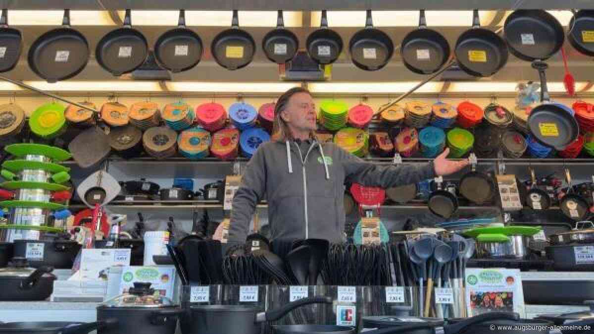 „Ich liebe den Austausch mit Kunden“: Joachim Pitsch verkauft auf der Augsburger Dult Pfannen aller Art