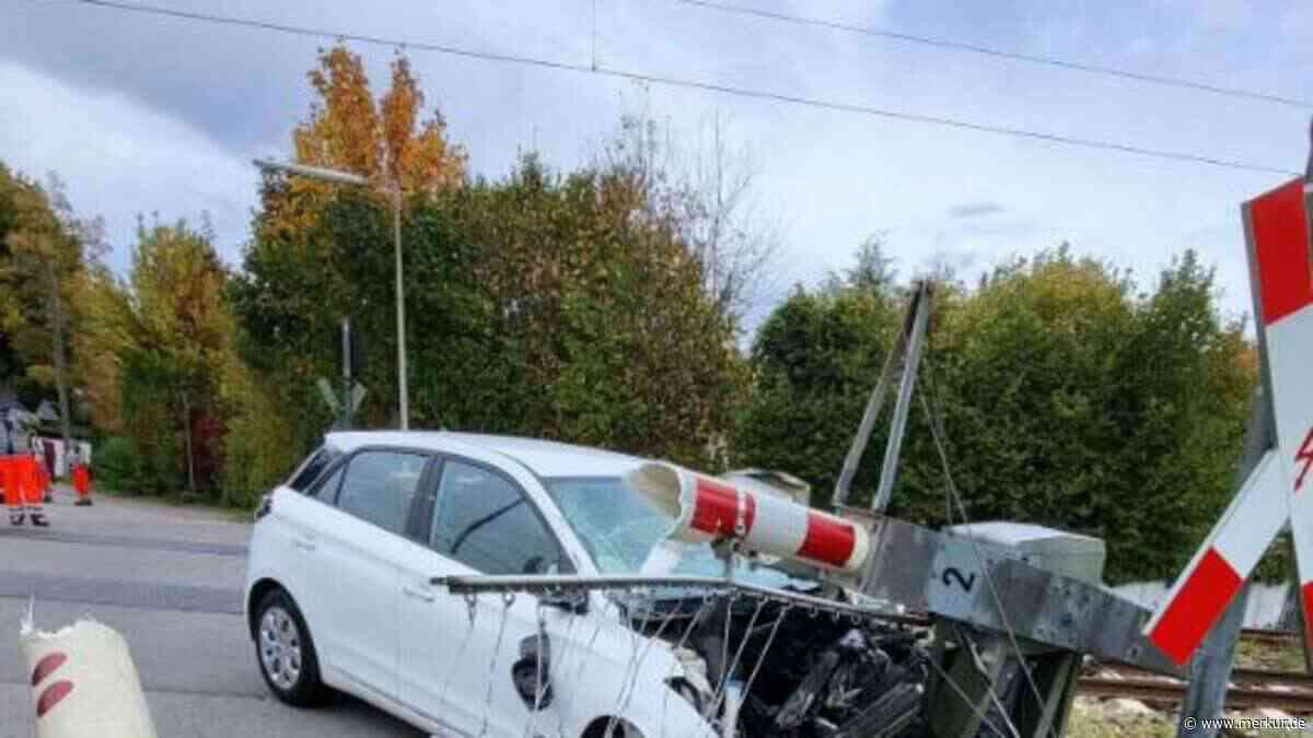Mysteriöser Unfall am Bahnübergang: Auto plötzlich zwischen den Schranken gefangen – dann kommt der Zug