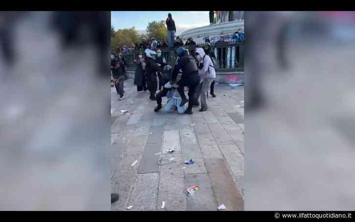 Proteste in Francia, poliziotto colpisce con una ginocchiata al volto un manifestante: “Violenza inaudita”