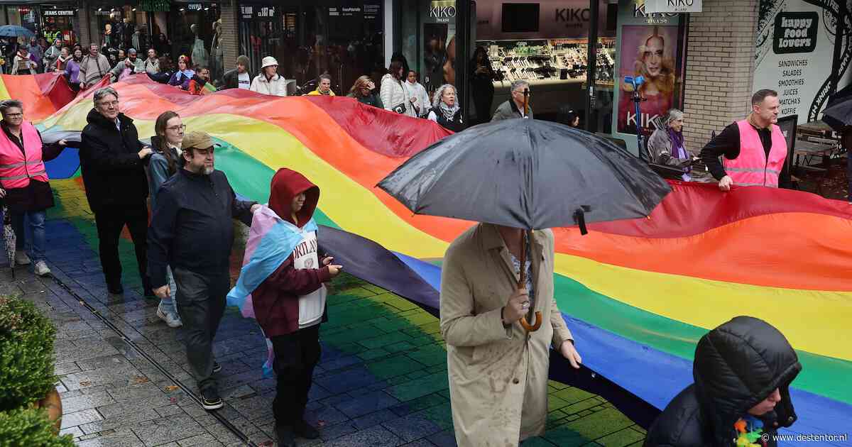 Bespuugd en uitgescholden in Almere: waarom de Pride nog altijd nodig is