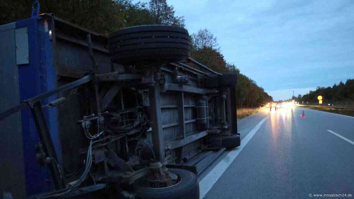 Lkw-Anhänger kippt auf A94 zwischen Marktl und Neuötting um – Bergungsarbeiten laufen