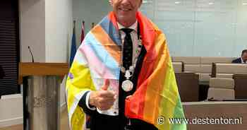 Raadslid stelt vragen over de regenboogvlag, burgemeester slaat hem meteen om zijn schouders